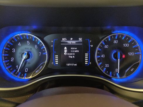 Used 2019 Chrysler Pacifica Touring Plus w/ Tire & Wheel Group FWD image 23