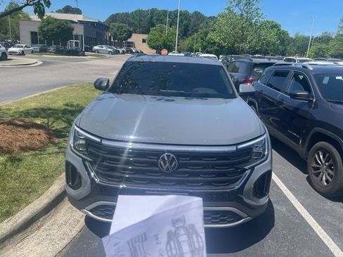 Used 2024 Volkswagen Atlas Cross Sport SE image 6