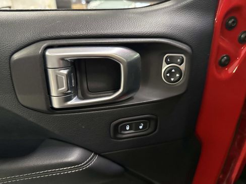 Used 2019 Jeep Wrangler Unlimited Sahara image 18