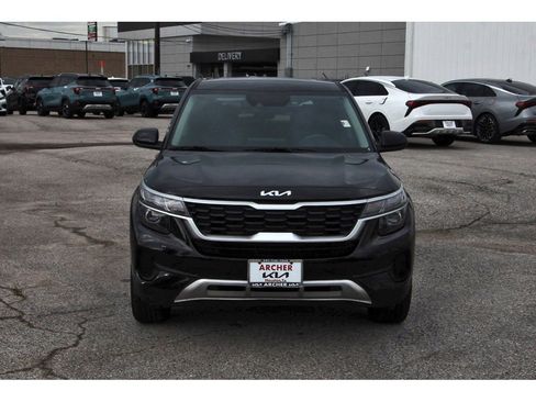 Used 2023 Kia Seltos LX image 2