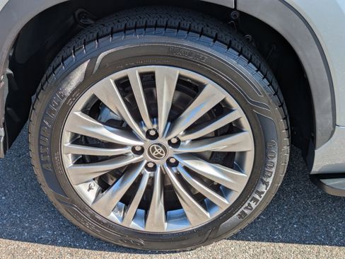 Used 2021 Toyota Highlander Platinum image 11