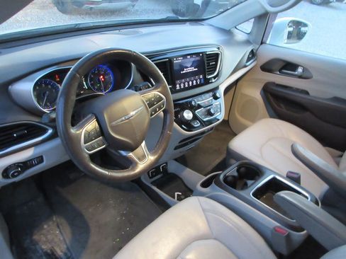 Used 2018 Chrysler Pacifica Touring-L Plus w/ Advanced Safetytec Group image 7