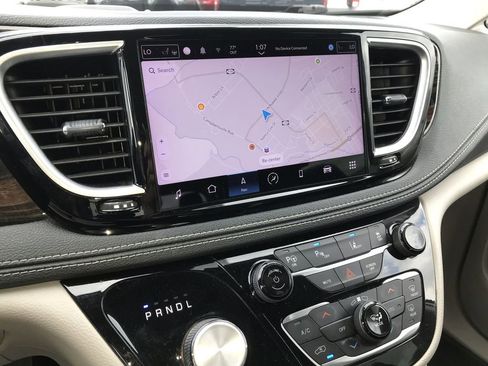 Used 2022 Chrysler Pacifica Limited w/ Uconnect Theater Family Group FWD image 16