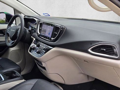 Used 2024 Chrysler Pacifica Touring-L FWD image 19