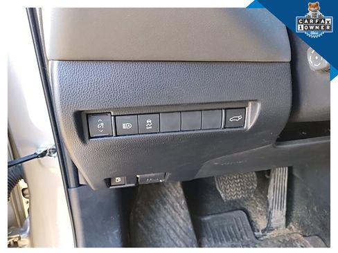 Used 2023 Toyota Venza LE image 13