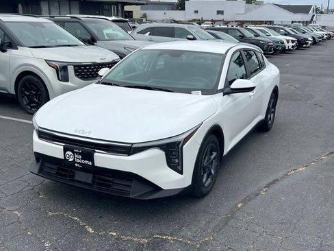 Certified 2025 Kia K4 FWD image 3
