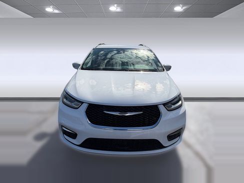 Used 2022 Chrysler Pacifica Touring-L FWD image 4