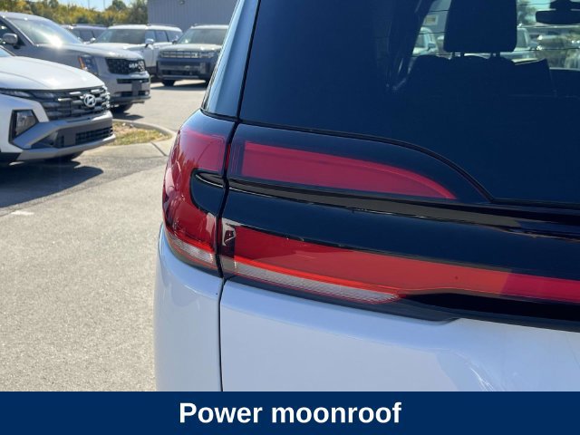 Used 2025 Chrysler Pacifica Limited FWD image 11