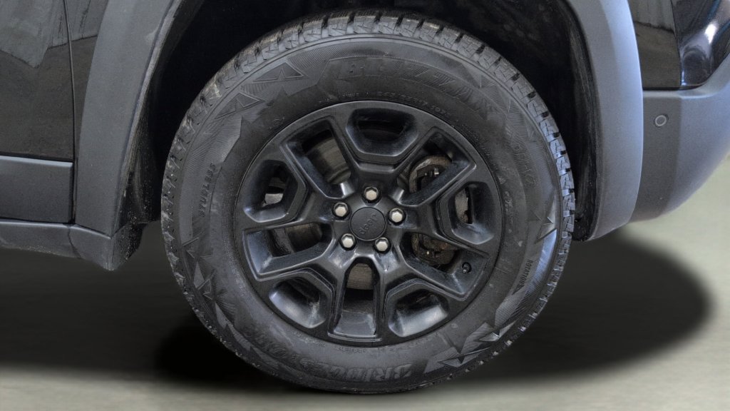 Used 2019 Jeep Cherokee Trailhawk AWD/4WD image 29