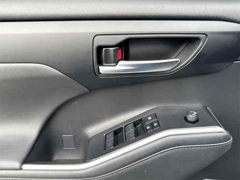 Used 2023 Toyota Highlander XLE image 21