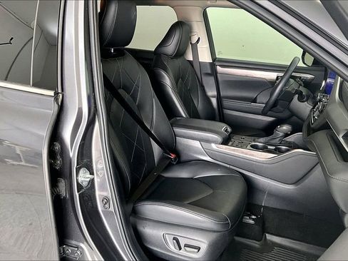 Used 2024 Toyota Highlander Platinum image 11