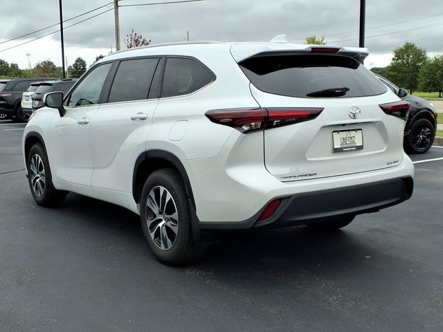 Used 2024 Toyota Highlander XLE AWD/4WD image 5