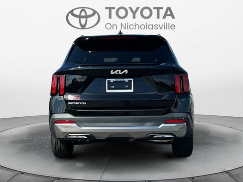Used 2024 Kia Sorento S FWD image 4