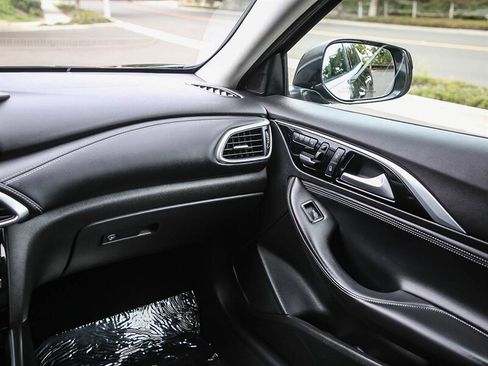 Used 2017 INFINITI QX30 image 21