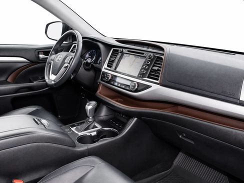 Used 2018 Toyota Highlander XLE AWD/4WD image 17