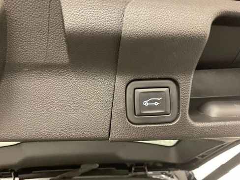 Used 2023 GMC Acadia SLT image 28