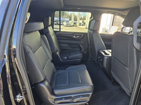 Used 2023 Chevrolet Suburban LT w/ Luxury Package image 37