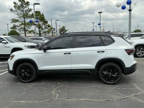 New 2026 Volkswagen Taos SE FWD image 6
