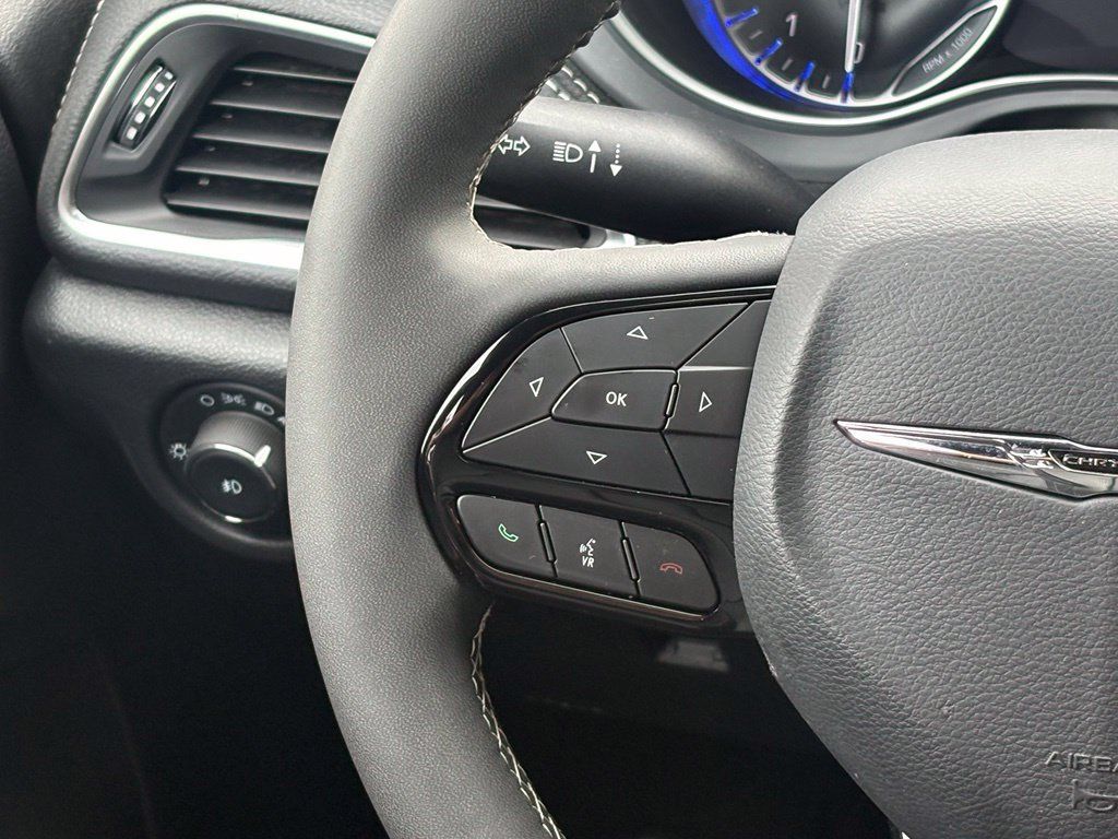 Used 2025 Chrysler Pacifica Limited FWD image 19
