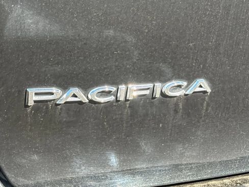 Used 2023 Chrysler Pacifica Touring-L FWD image 38
