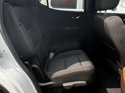 Used 2022 GMC Acadia SLE FWD image 9