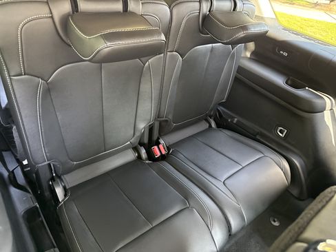 Used 2023 Jeep Grand Cherokee L Limited AWD/4WD image 17