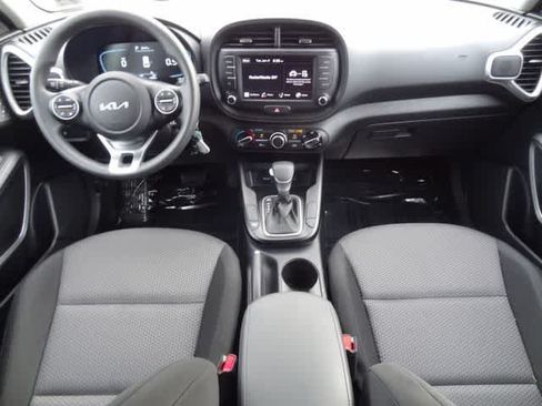 Used 2025 Kia Soul LX w/ LX Technology Package FWD image 10
