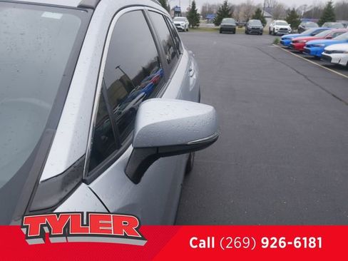 Used 2023 Toyota Corolla Cross XLE FWD image 11