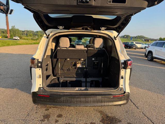 Used 2023 Toyota Sienna LE AWD/4WD image 34