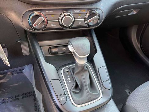 Used 2025 Kia Soul LX w/ LX Technology Package FWD image 19