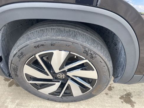 Used 2025 Volkswagen Atlas SE image 28