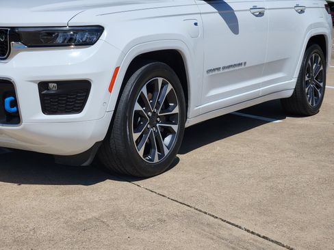 Used 2022 Jeep Grand Cherokee Overland w/ Advanced Protech Group III AWD/4WD image 12