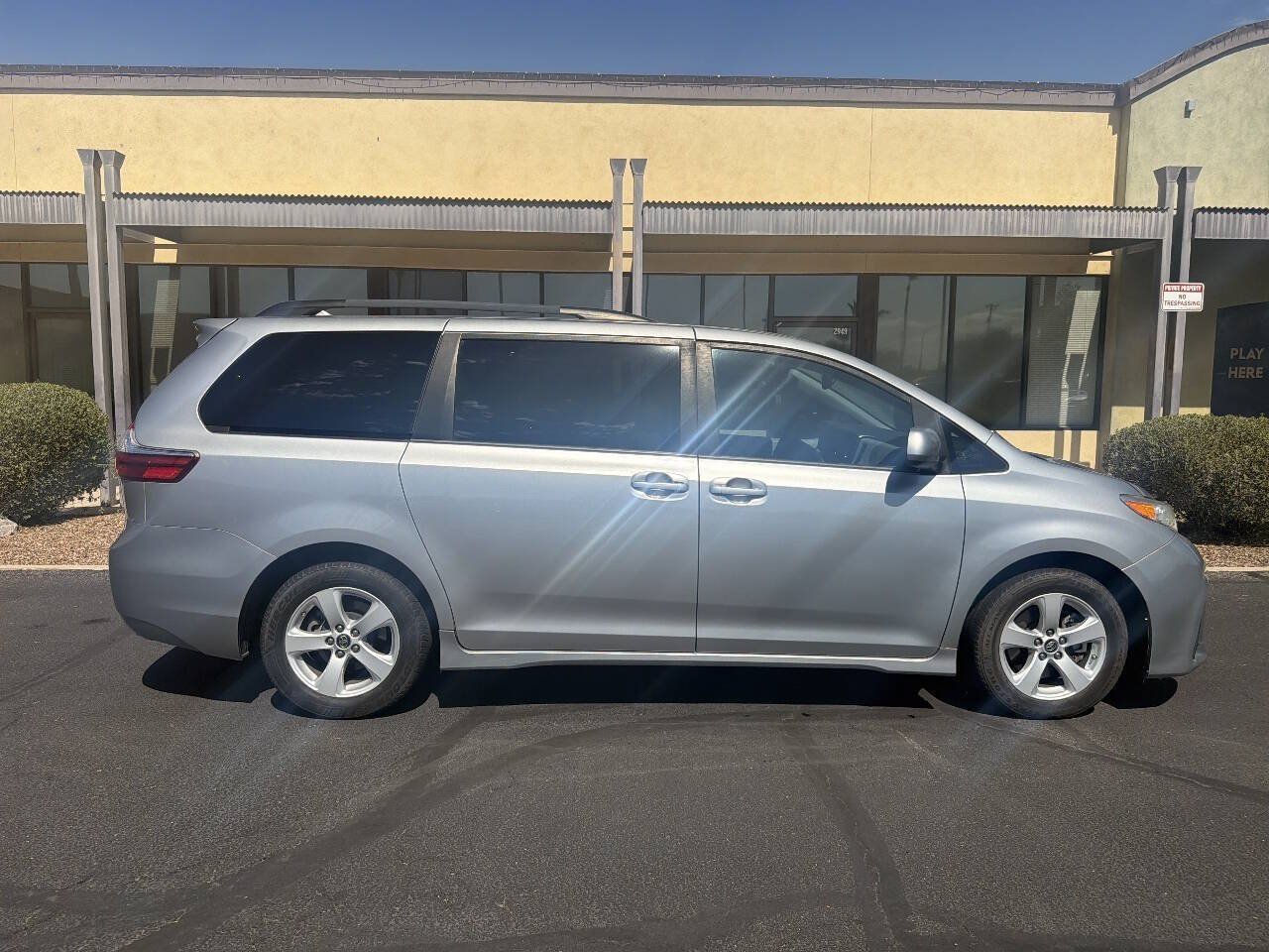 Used 2018 Toyota Sienna LE w/ Carpet Mat Package FWD image 11