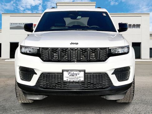 Used 2023 Jeep Grand Cherokee Altitude image 3