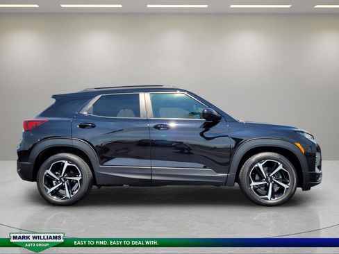 Used 2022 Chevrolet TrailBlazer RS w/ Sun and Liftgate Package FWD image 2