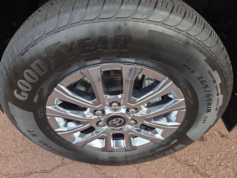 Certified 2025 Toyota Tacoma Limited AWD/4WD image 12