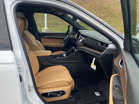 New 2025 Jeep Grand Cherokee Summit image 30