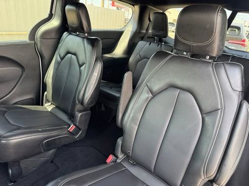 Used 2025 Chrysler Pacifica Select FWD image 12