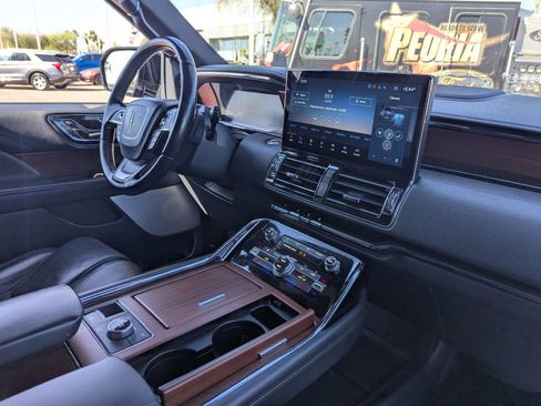 Used 2022 Lincoln Navigator Reserve image 13