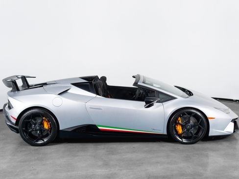 Used 2018 Lamborghini Huracan Performante AWD/4WD image 38