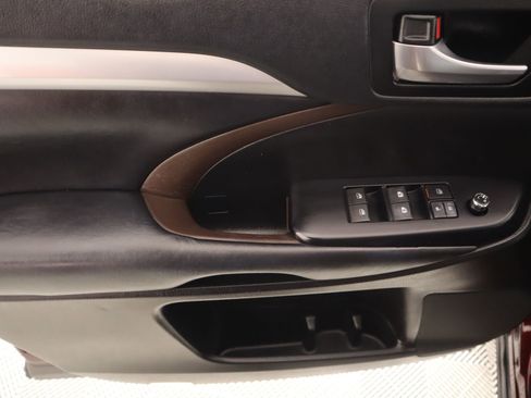 Used 2018 Toyota Highlander XLE image 16