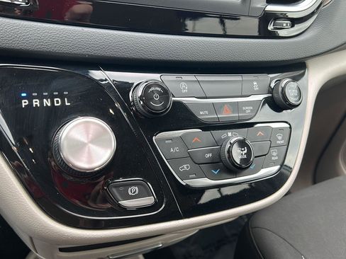 Used 2022 Chrysler Voyager LX FWD image 20