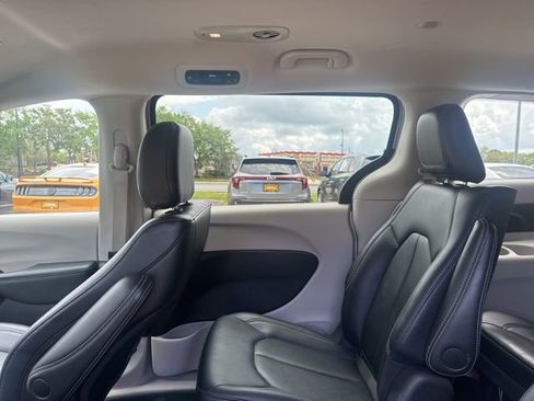 Used 2024 Chrysler Pacifica Limited FWD image 18