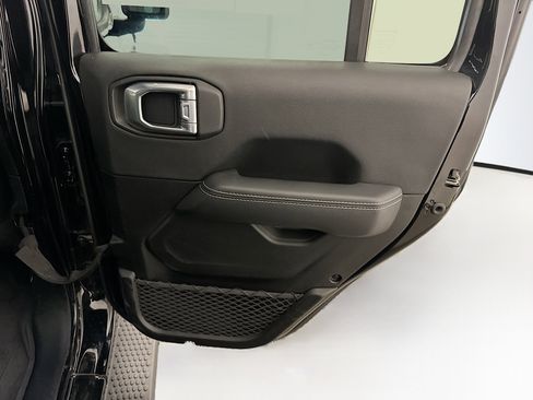 Used 2023 Jeep Wrangler Sahara image 31