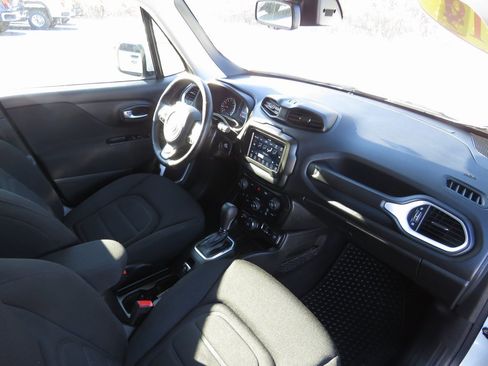 Used 2019 Jeep Renegade Latitude w/ Cold Weather Group image 14