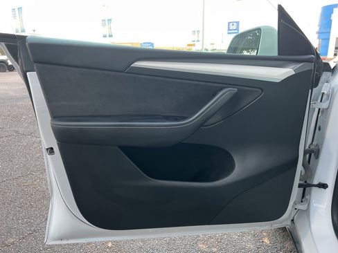 Used 2022 Tesla Model Y Long Range image 21