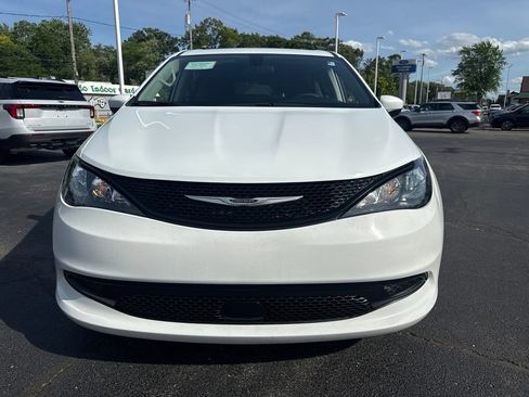 Used 2022 Chrysler Voyager LX FWD image 3
