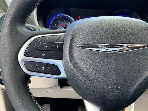 Used 2023 Chrysler Pacifica Touring-L FWD image 8