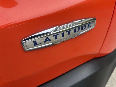 Used 2015 Jeep Renegade Latitude AWD/4WD image 12