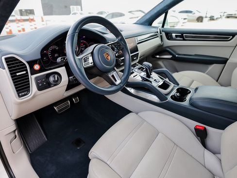 Certified 2022 Porsche Cayenne Turbo image 4